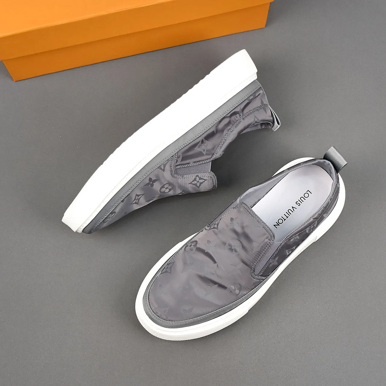 PP400❣️❣️❣️LV breathable cloth shoes, the upper is made of comfortable and breathable fabric, and the ultra-light rubber foam outsole. Men's size 39-44.